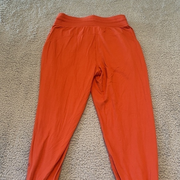Lululemon Cropped Jogger size 6 color red rock - Picture 7 of 8